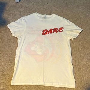 White short sleeve D.a.r.e T-shirt.
